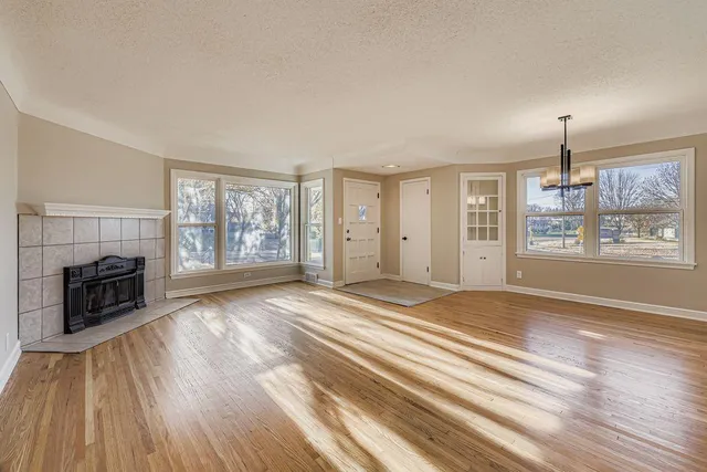 $270,000 | 2293 7th Avenue East, North St. Paul, MN 55109