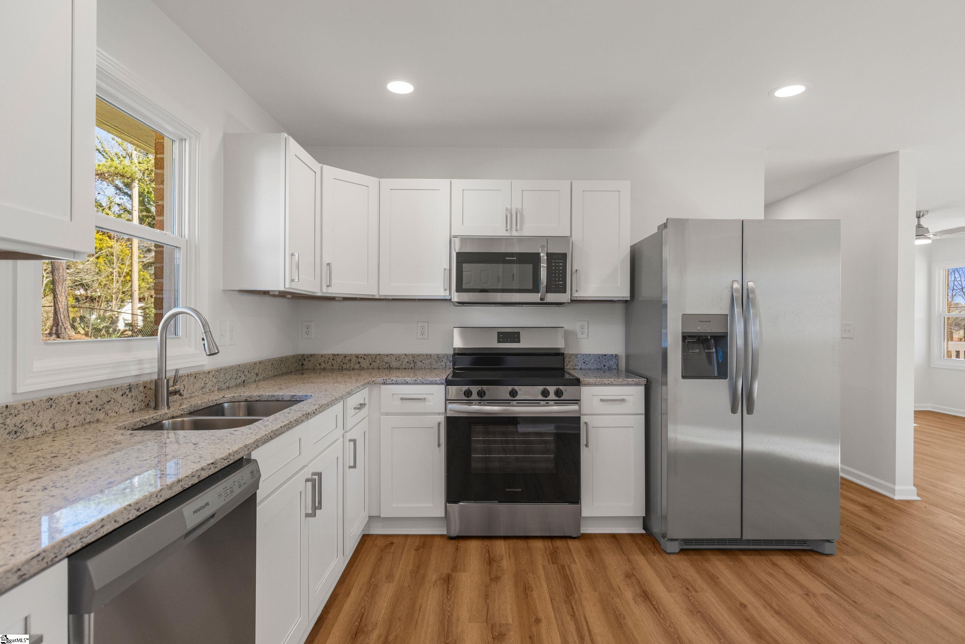 805 East Florida Street Clinton, SC 29325 - Photo 12 of 42