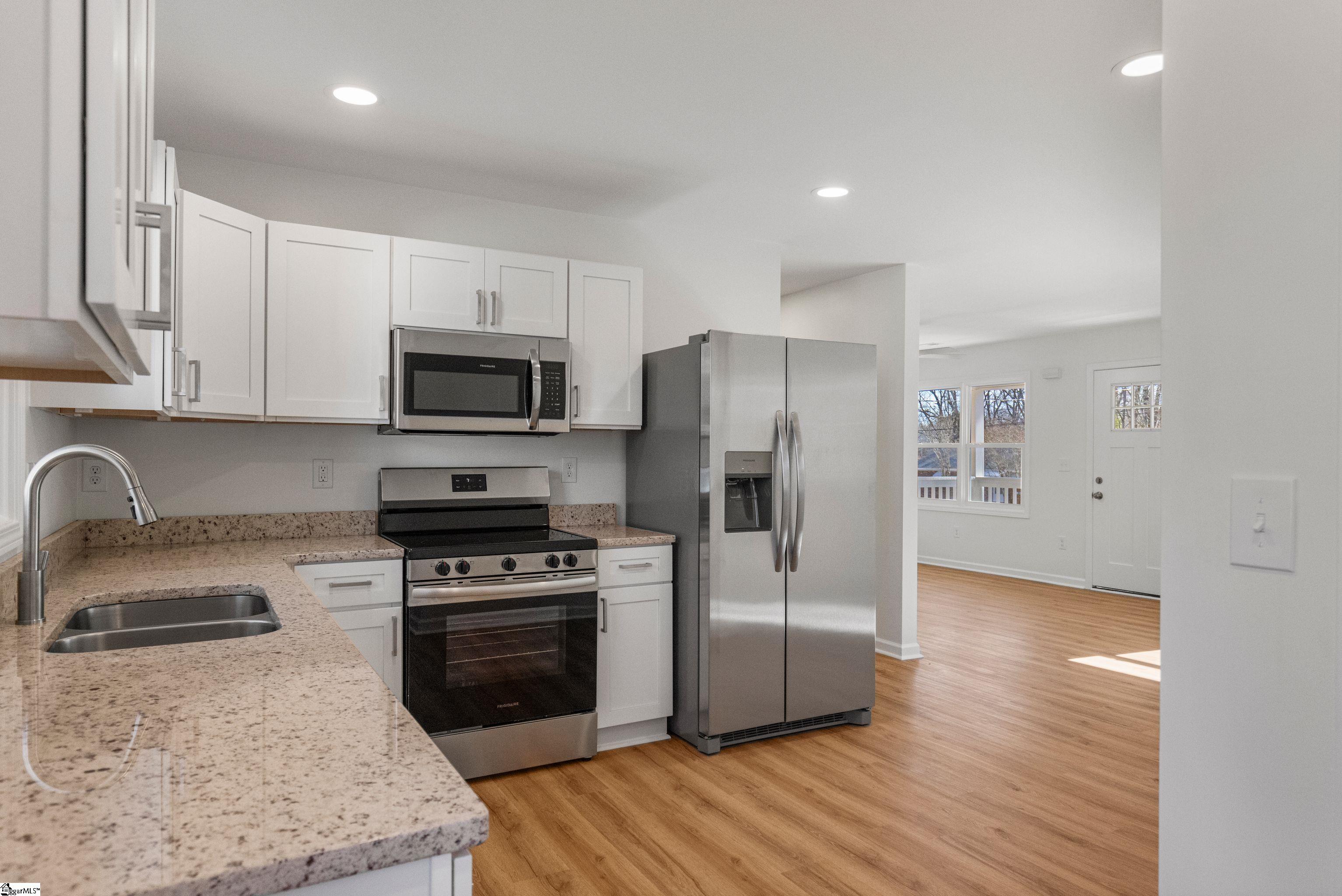 805 East Florida Street Clinton, SC 29325 - Photo 4 of 42