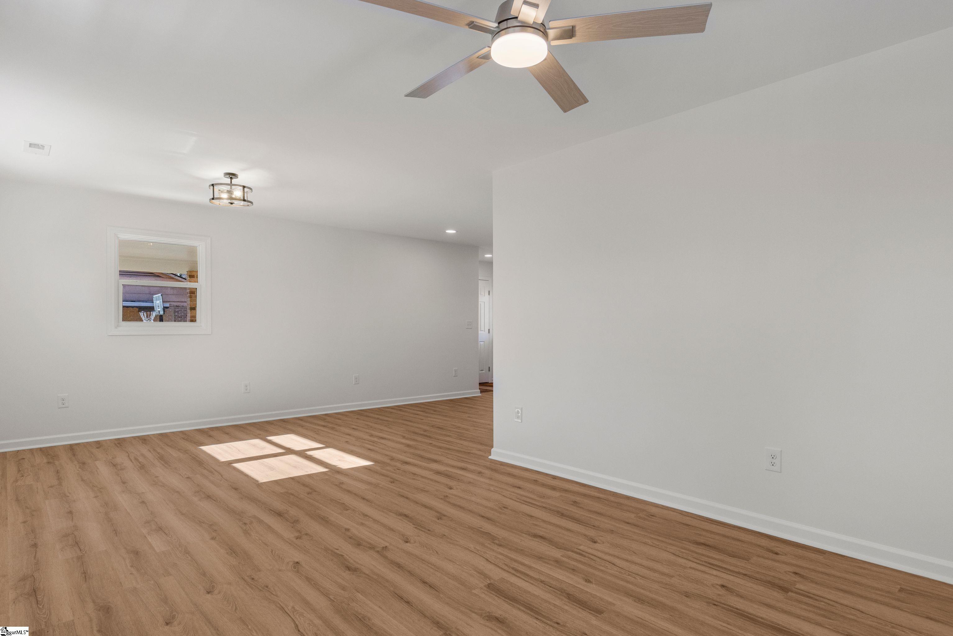 805 East Florida Street Clinton, SC 29325 - Photo 8 of 42