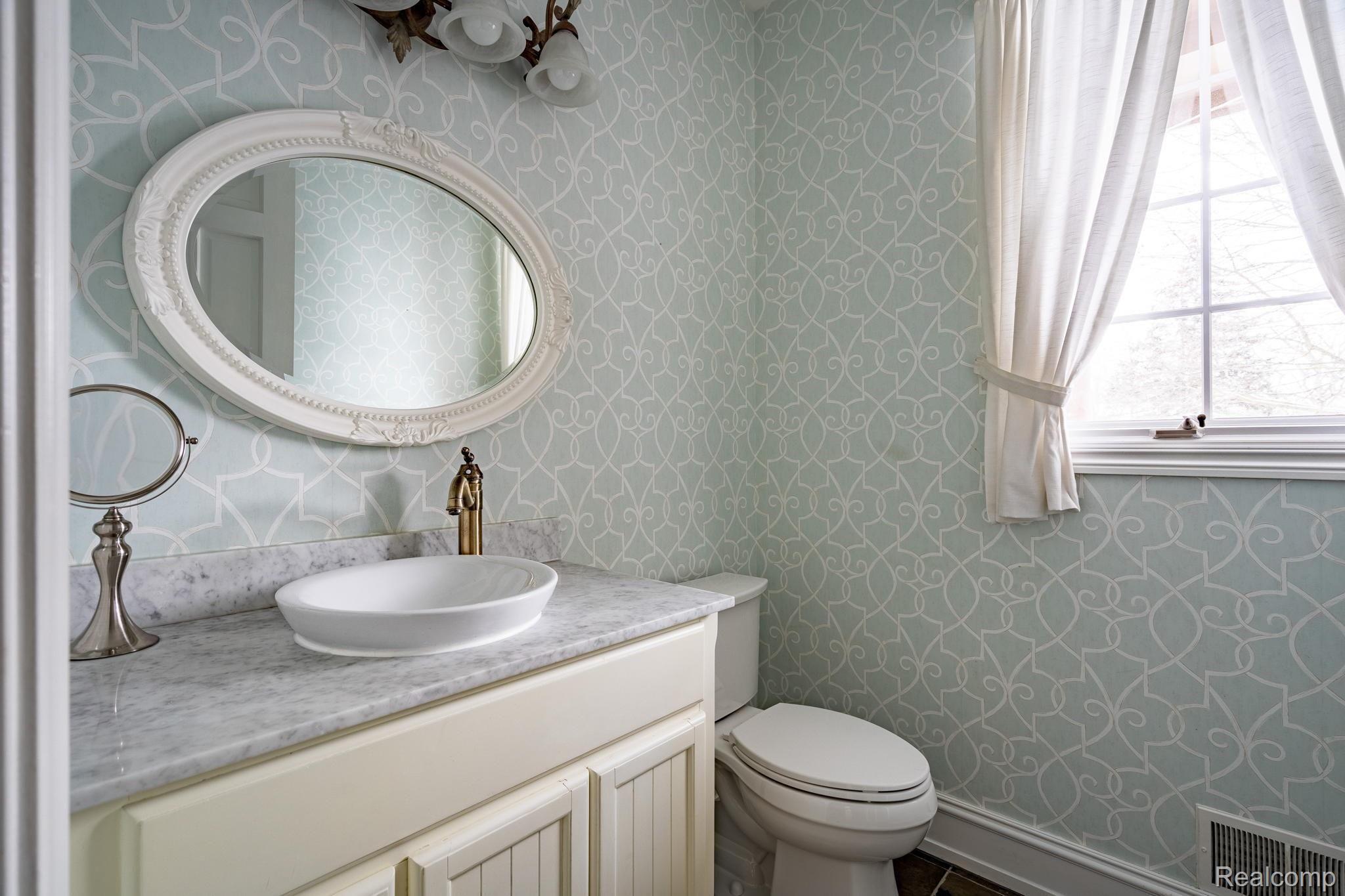 3960 Oak Pointe Court Rochester, MI 48306 - Photo 22 of 55 30-web-or-mls-3960-Oak-Pointe-Ct-30.jpg