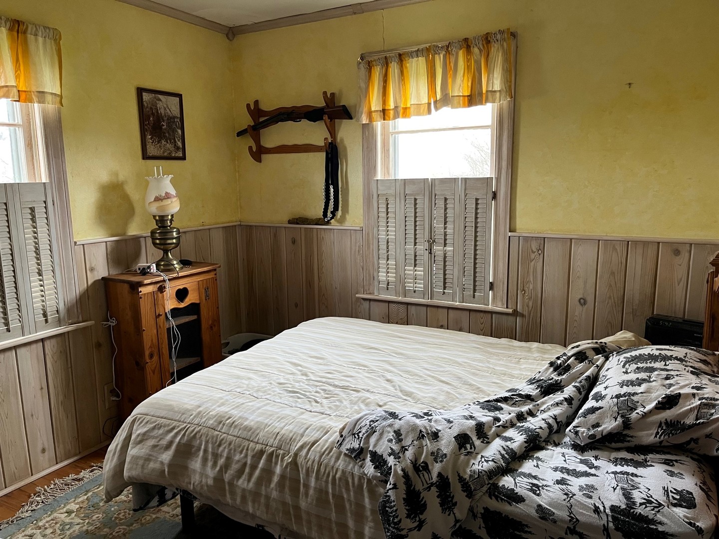 47 8n903 Il Route Elgin, IL 60124 - Photo 4 of 7 a bedroom with a bed and a window