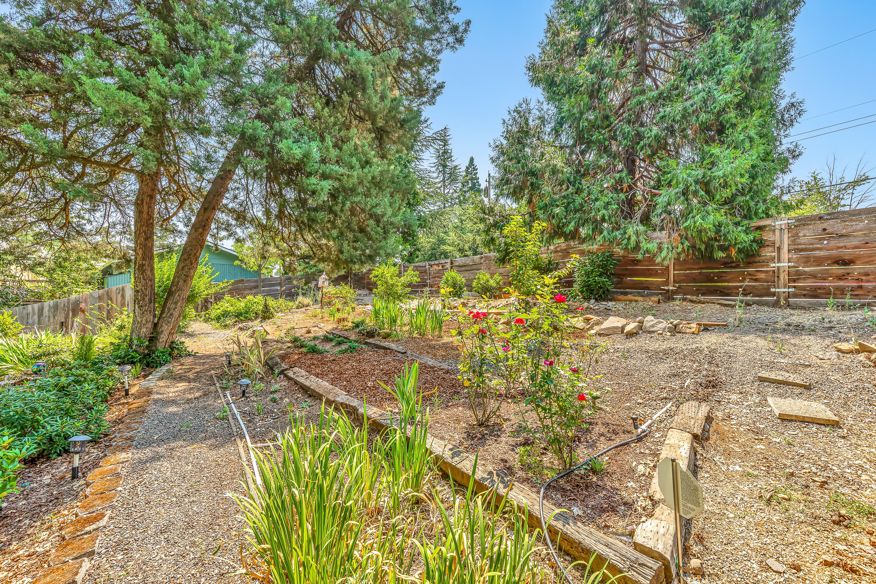 2756 Ruth Drive Medford, OR 97504 - Photo 25 of 32 26