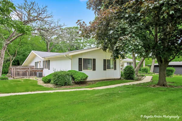 $175,000 | 915 Royal Drive, Unit 4, McHenry, IL 60050
