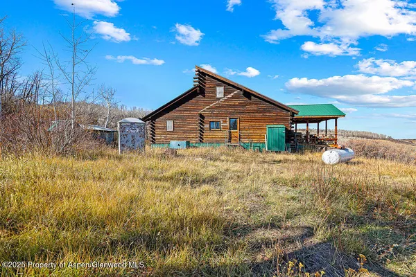 a house view with swimming pool and mountain view