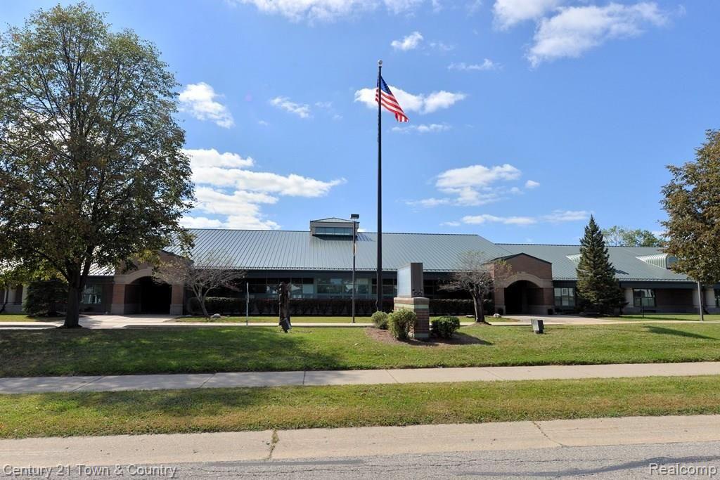 683 Tennyson, Unit 31 Rochester, MI 48307 - Photo 45 of 48 Walk to Hampton Elementary school!