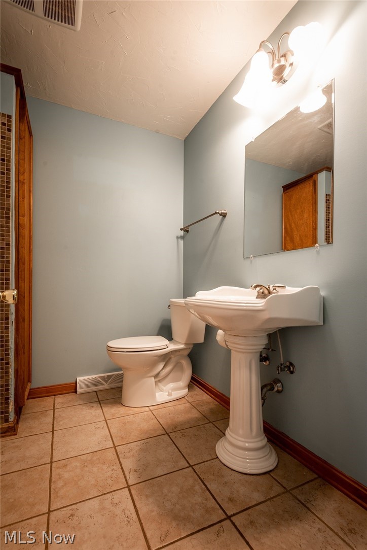 4812 Jupiter Road Akron, OH 44319 - Photo 18 of 24 Full Bahtroom