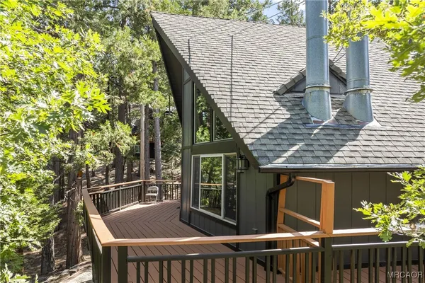 a view of back yard of the house