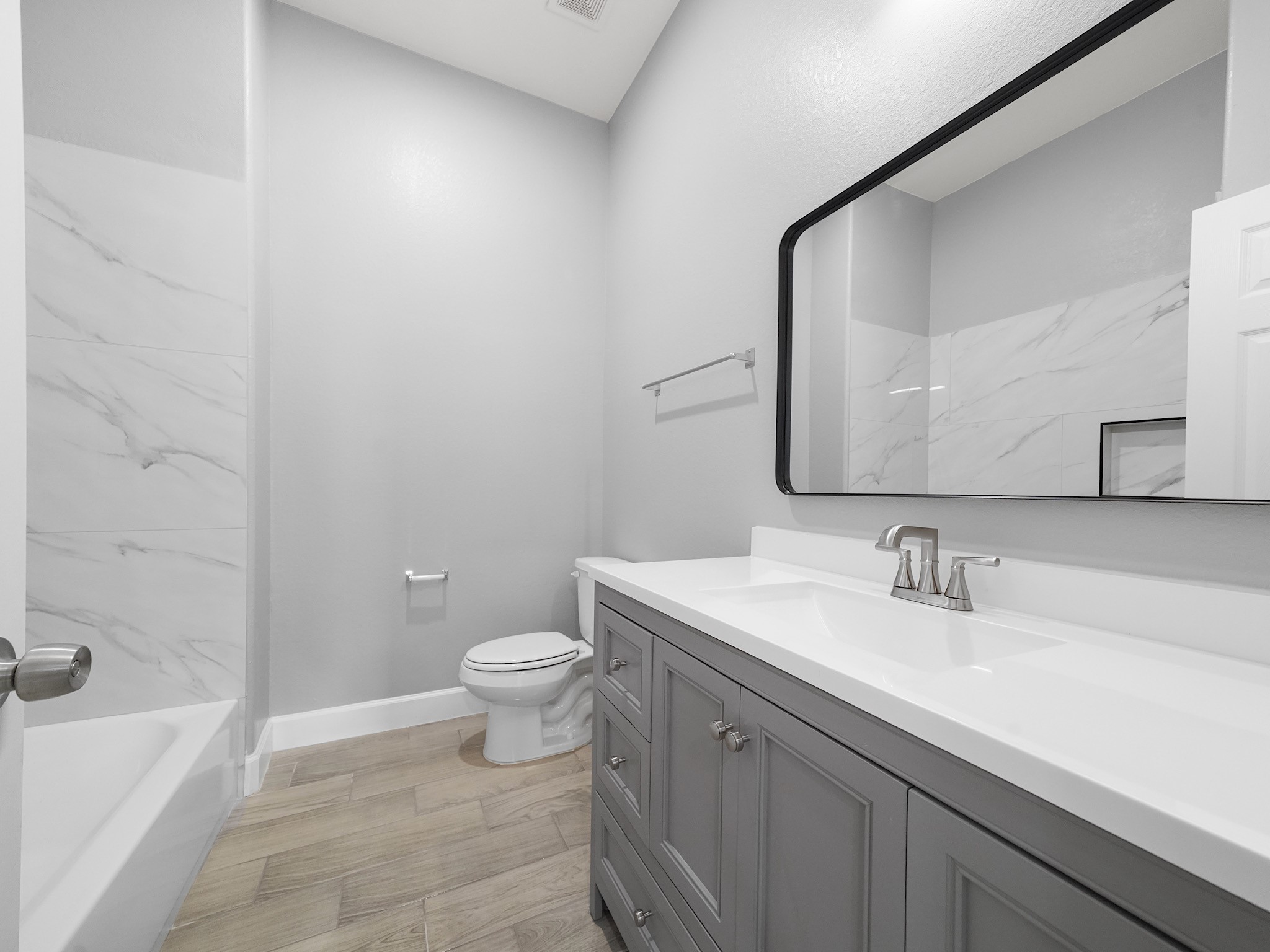 2448 Areba Street Houston, TX 77091 - Photo 17 of 19 The secondary bath features a clean, modern design with a convenient tub/shower combination.
