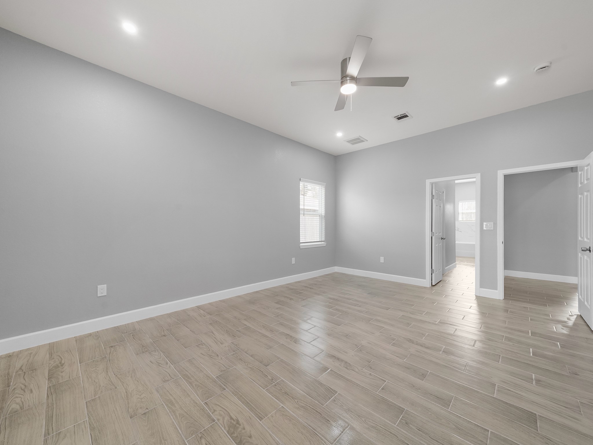 2448 Areba Street Houston, TX 77091 - Photo 10 of 19 Alternative view of the primary retreat.