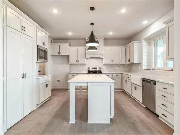 $689,950 | 9292 Zarda Drive, Lenexa, KS 66227