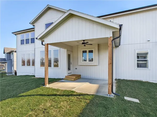 $689,950 | 9292 Zarda Drive, Lenexa, KS 66227