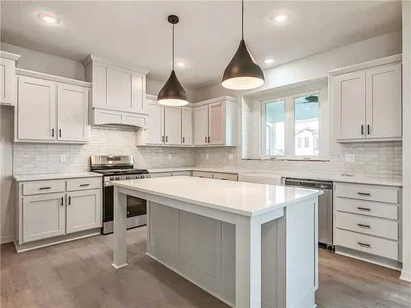 $689,950 | 9292 Zarda Drive, Lenexa, KS 66227