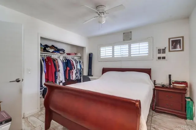 a bed room with a bed and a closet