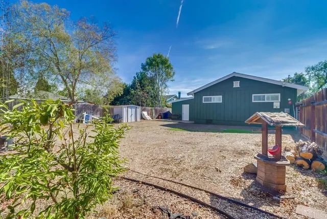 a view of a backyard