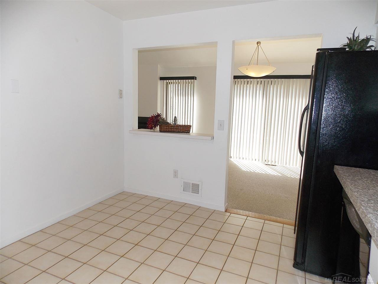 556 Harrow Court Rochester, MI 48307 - Photo 6 of 30 31241640-5.JPG