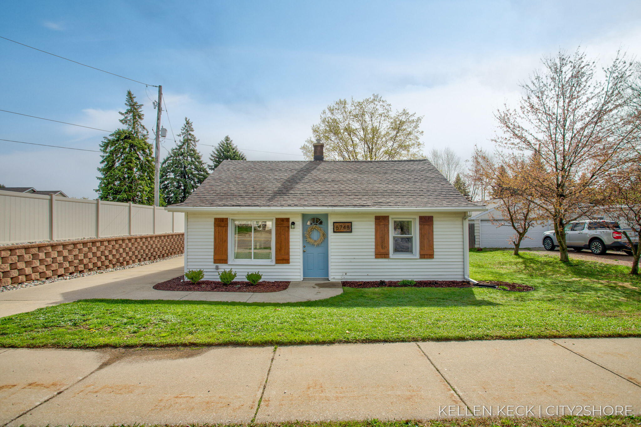 6748 28th Avenue Jenison, MI 49428 - Photo 2 of 36 2-web-or-mls-6748-28th-ave