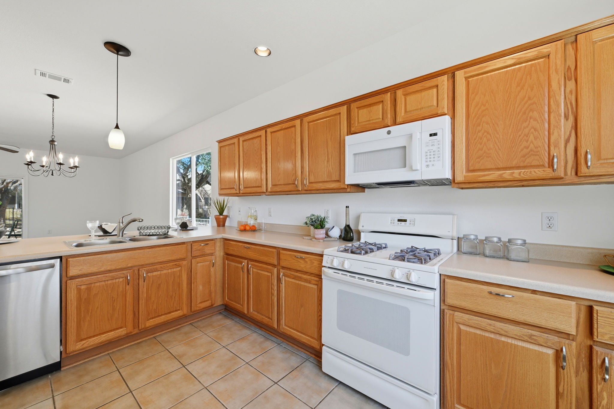 708 Texas Drive Georgetown, TX 78633 - Photo 11 of 27 Gas stove and cabinets with convenient pull outs.