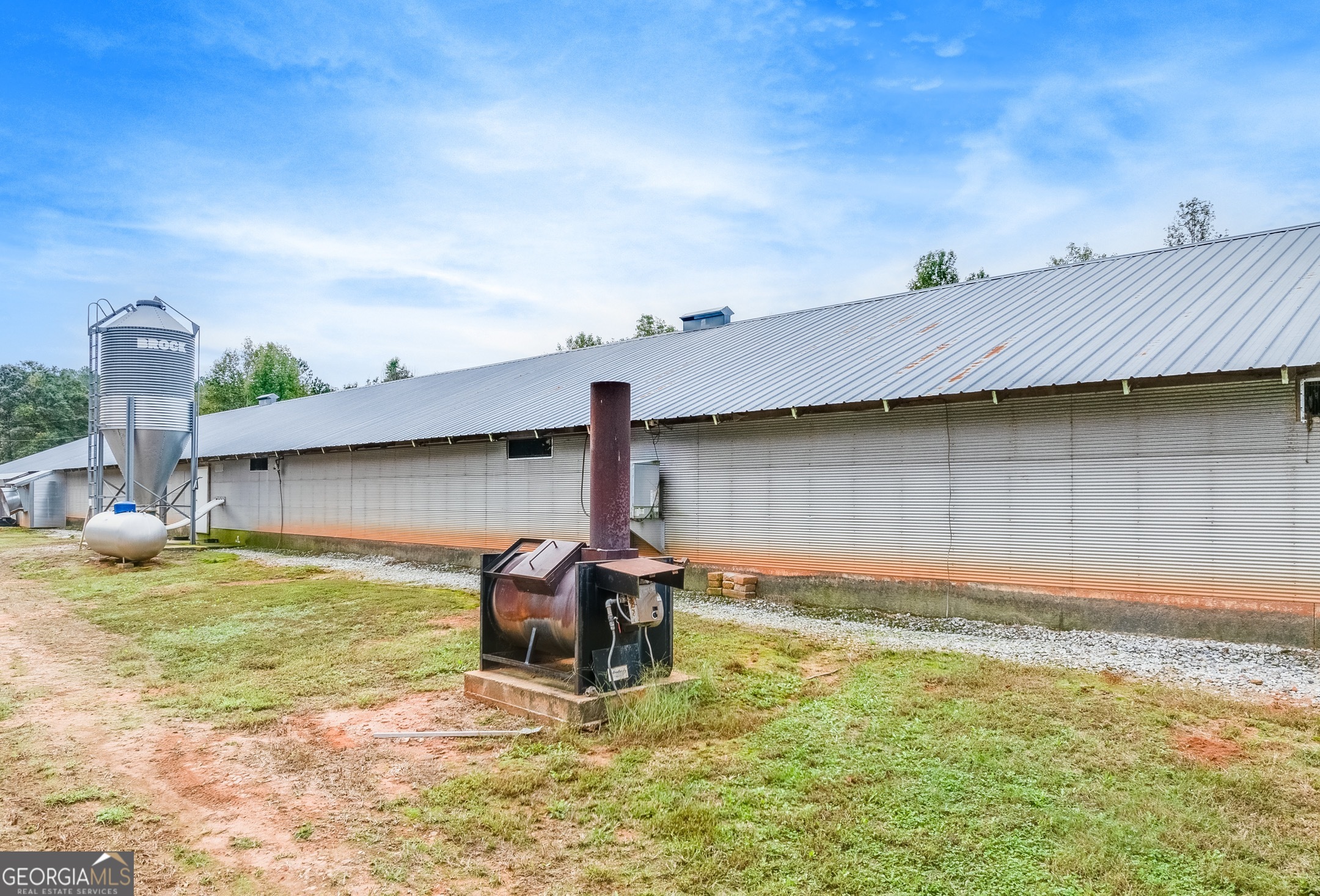119 Yarbrough Ridgeway Road Commerce, GA 30529 - Photo 44 of 50 a backyard of a house with table and chairs