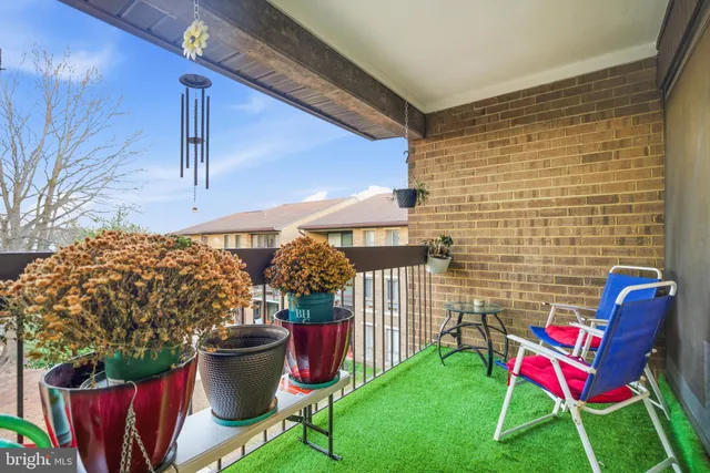 $349,900 | 563 Florida Avenue, Unit 202, Herndon, VA 20170