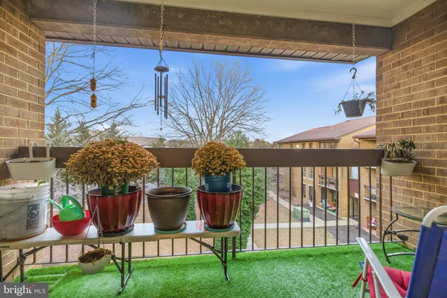 $349,900 | 563 Florida Avenue, Unit 202, Herndon, VA 20170