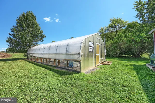 a view of a house with backyard