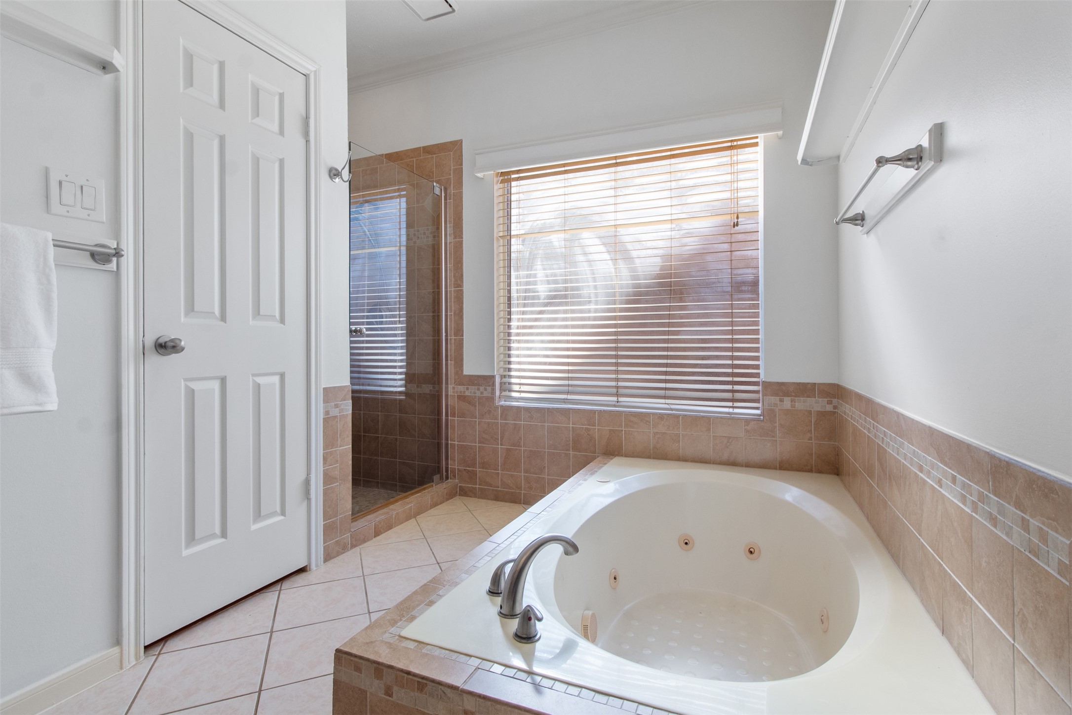 5127 Heathfield Court Houston, TX 77084 - Photo 19 of 37 Have your choice of a bubble bath or just a quick shower in this primary bathroom.