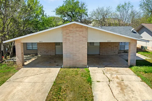 a view of a house with backyard