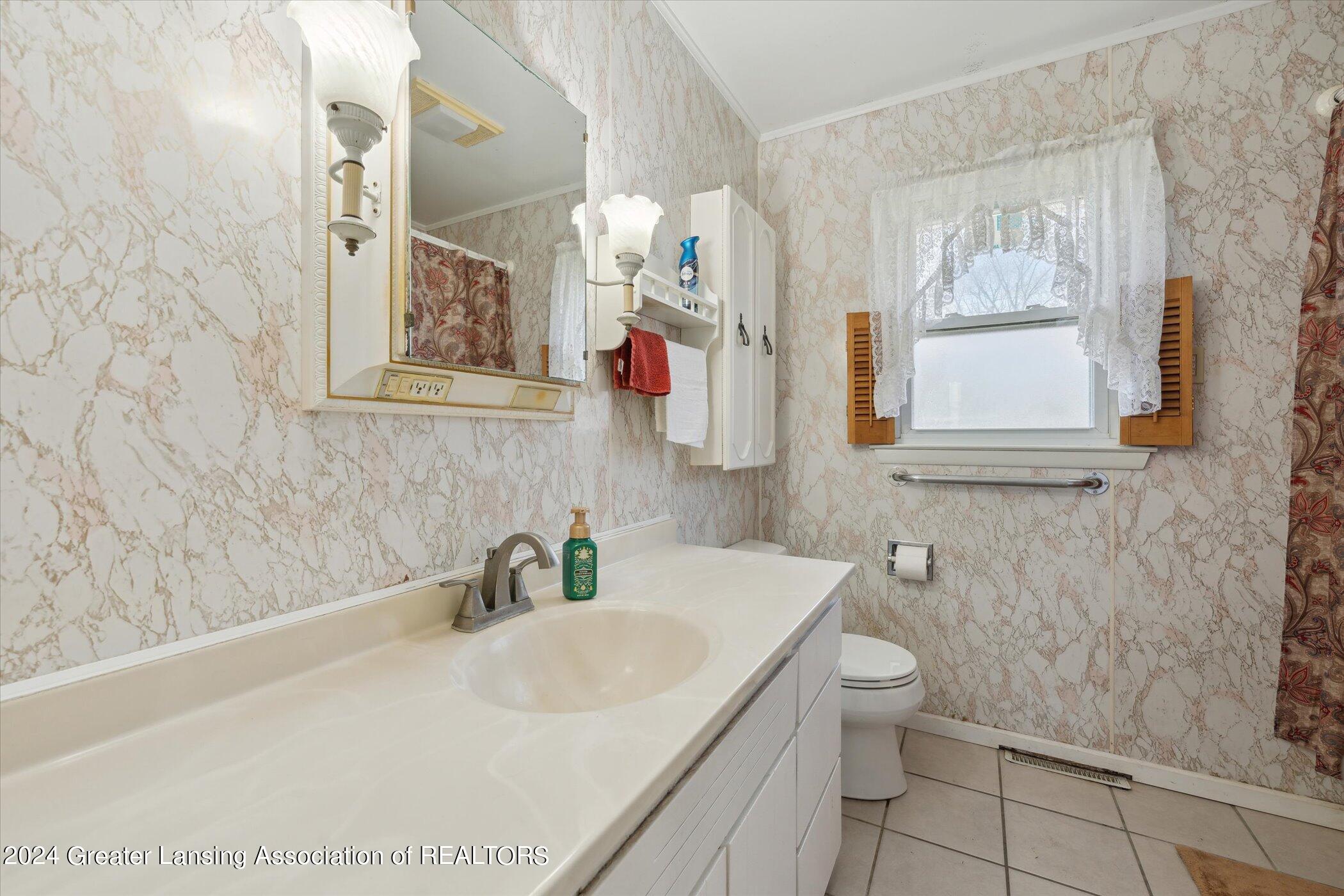 2276 Reed Street Lansing, MI 48911 - Photo 17 of 40 17-2276-Reed-St-Lansing-MI-48911-WindowS