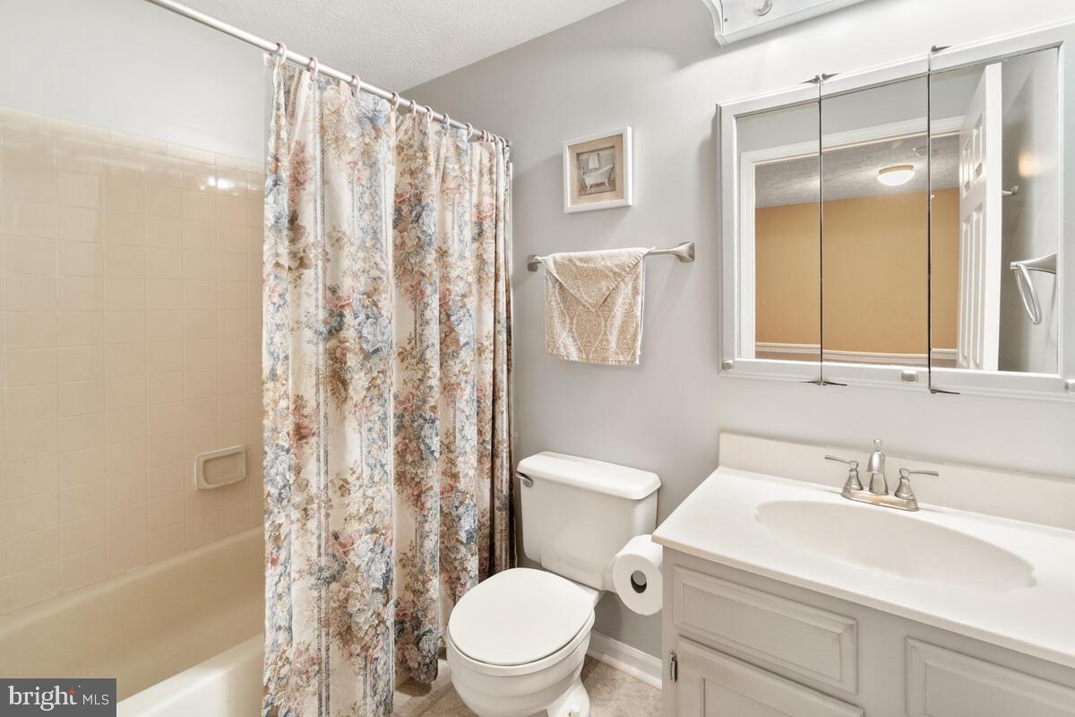 505 Philmont Drive Gaithersburg, MD 20878 - Photo 21 of 43 Hall bath