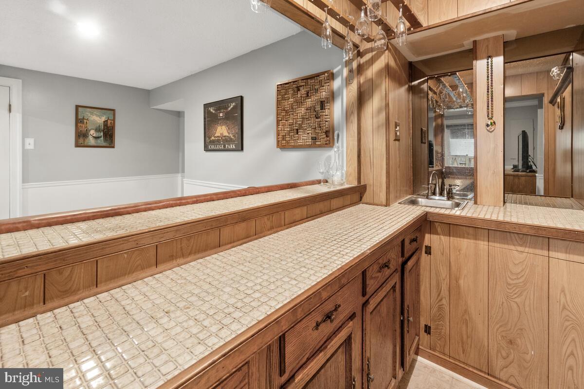 505 Philmont Drive Gaithersburg, MD 20878 - Photo 28 of 43 Wet bar.