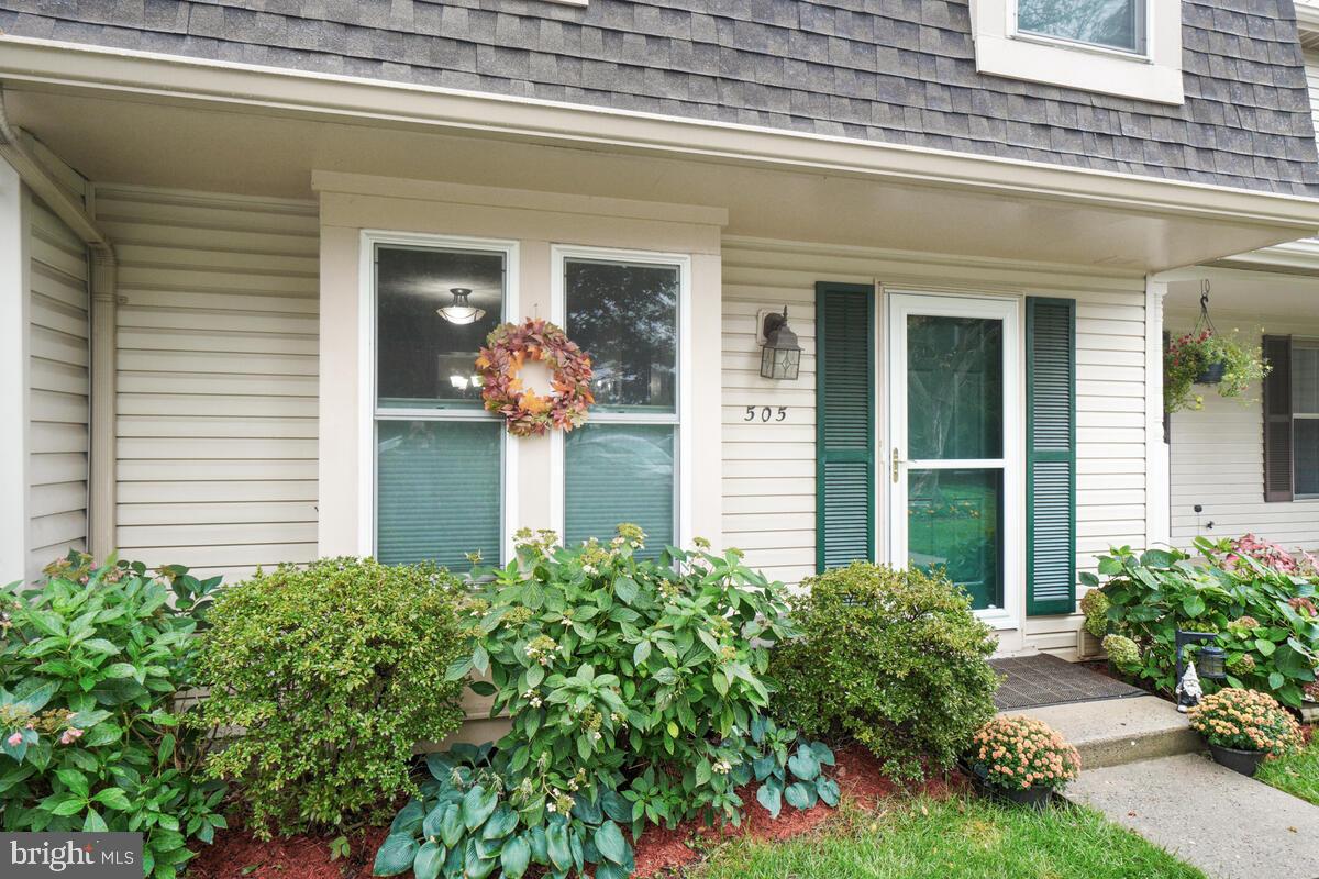 505 Philmont Drive Gaithersburg, MD 20878 - Photo 3 of 43 Mature landscaping.