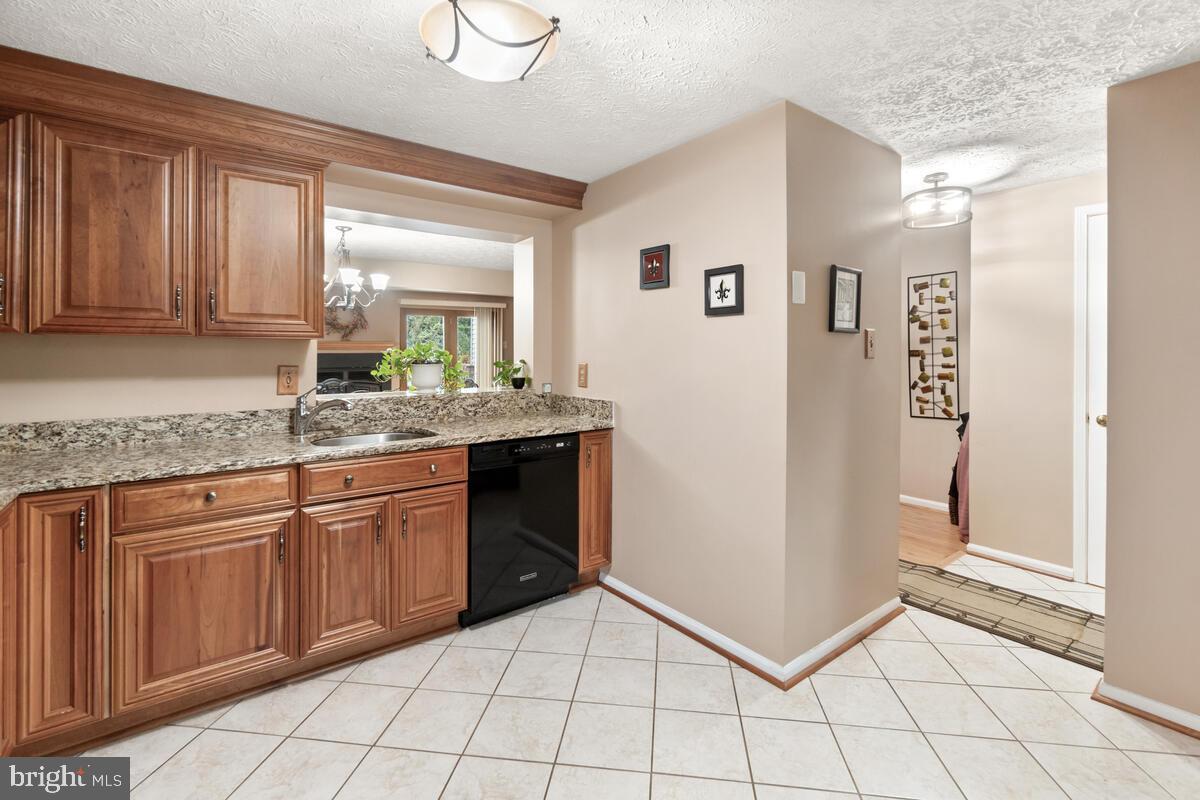 505 Philmont Drive Gaithersburg, MD 20878 - Photo 8 of 43 Granite counters.