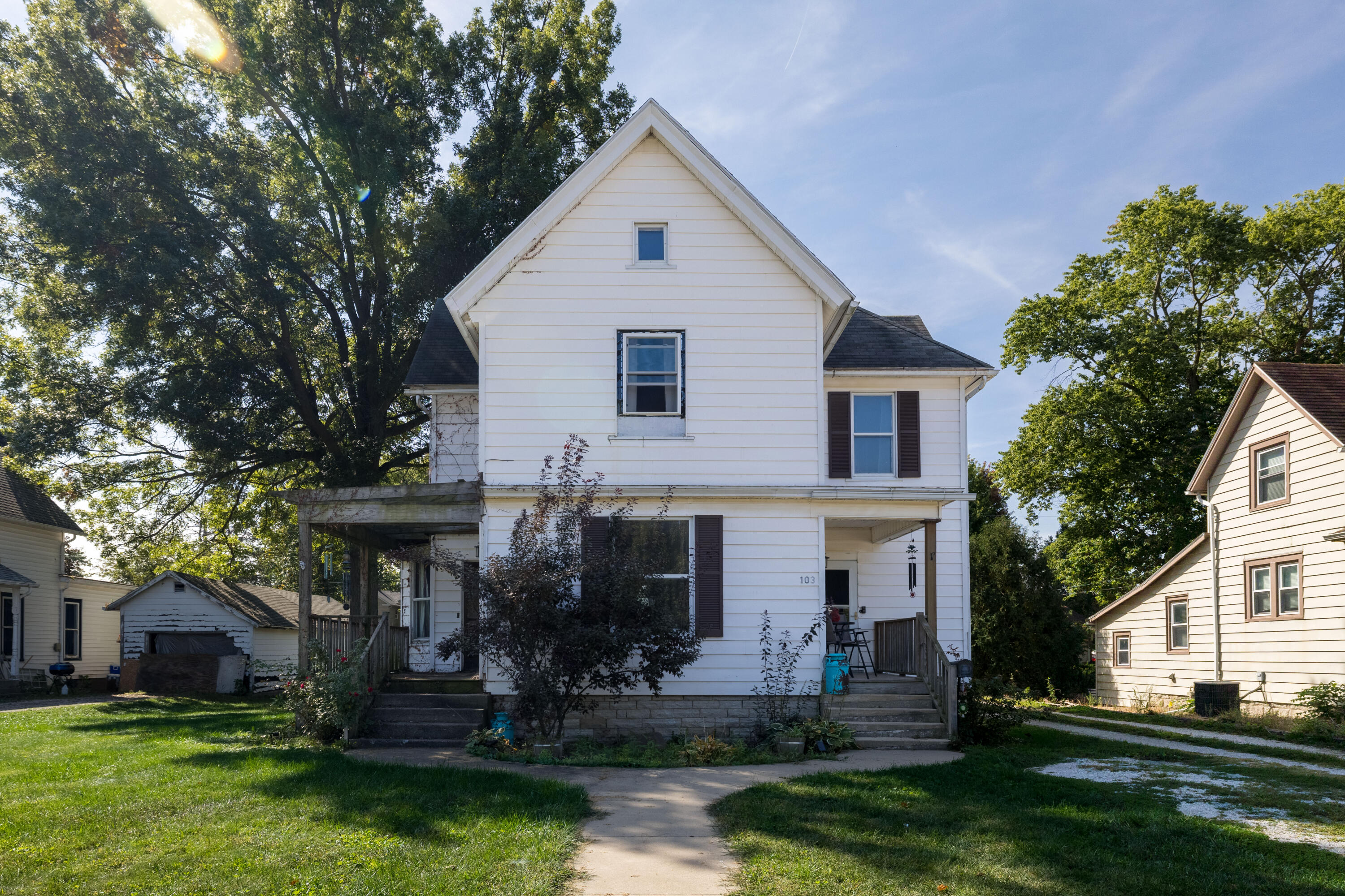 a view of a house with backyard