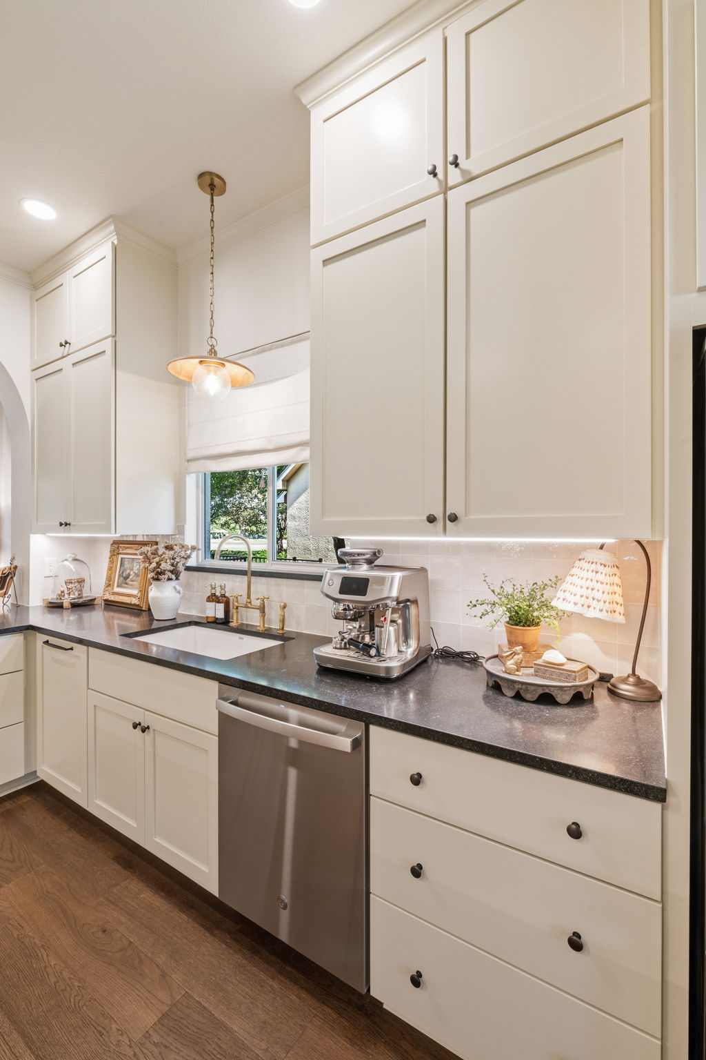 118 Cold Springs Drive Georgetown, TX 78633 - Photo 19 of 40 A well-lit culinary space features ample cabinetry, a generous sink, and modern stainless steel appliances.