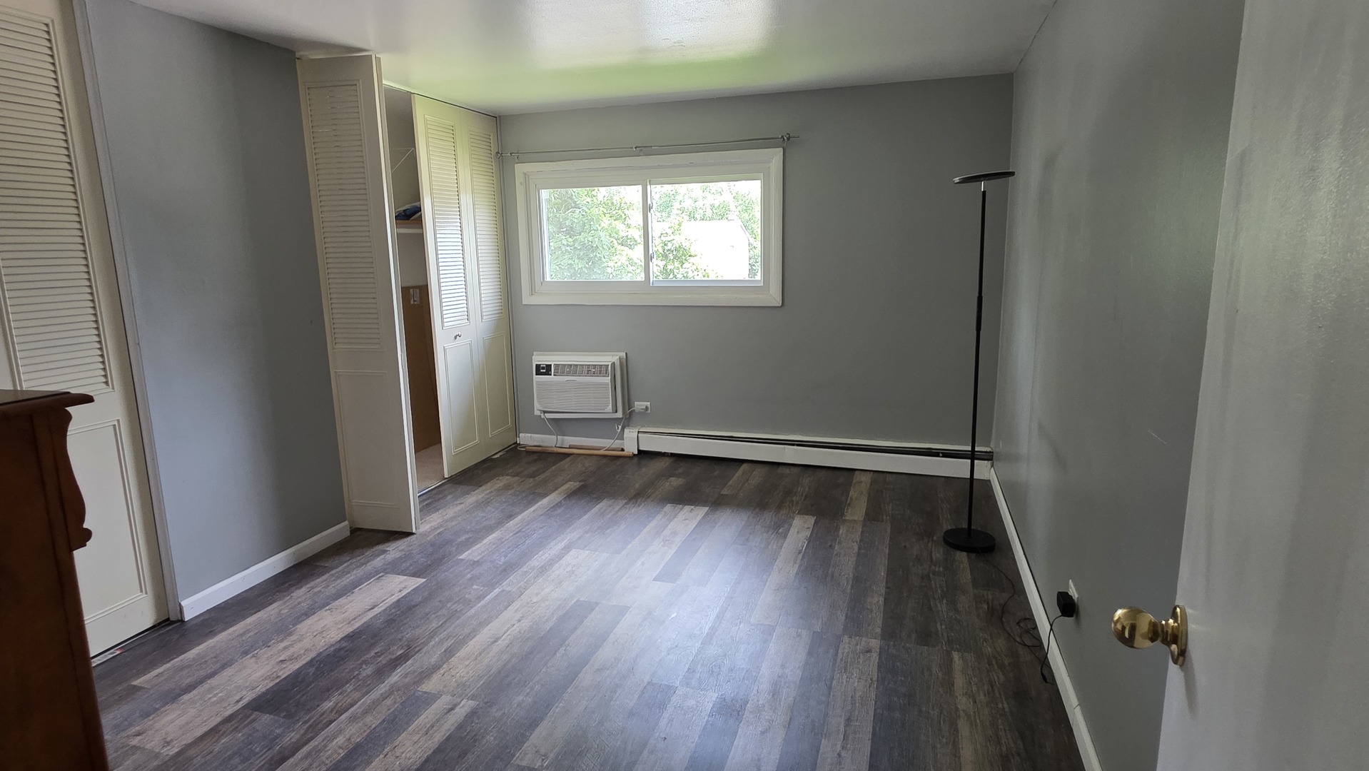 9446 Dee Road, Unit 2E Des Plaines, IL 60016 - Photo 17 of 37 an empty room and wooden floor