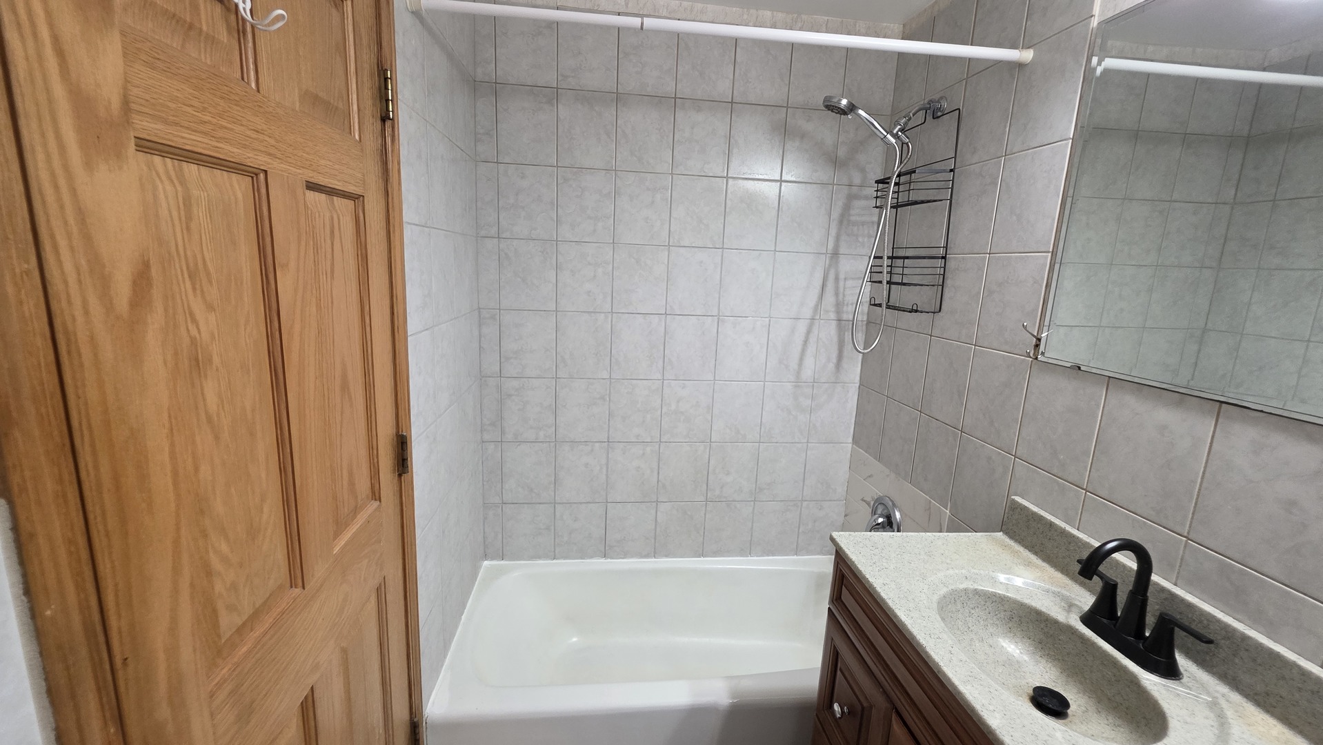 9446 Dee Road, Unit 2E Des Plaines, IL 60016 - Photo 25 of 37 a bathroom with a sink and a bathtub