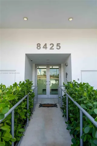 $3,250 | 8425 Crespi Boulevard, Unit TH4, Miami Beach, FL 33141