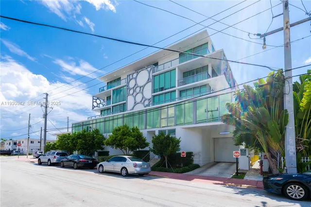 $3,250 | 8425 Crespi Boulevard, Unit TH4, Miami Beach, FL 33141