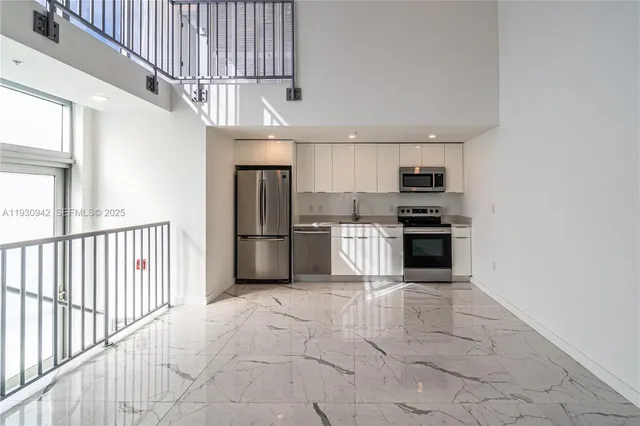 $3,250 | 8425 Crespi Boulevard, Unit TH4, Miami Beach, FL 33141