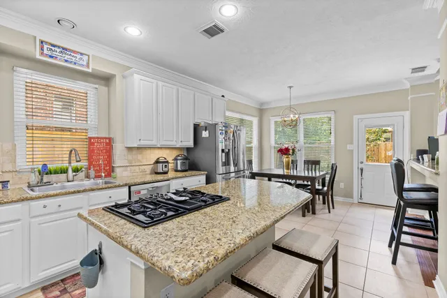 $3,900 | 27 East Artist Grove Circle, The Woodlands, TX 77382