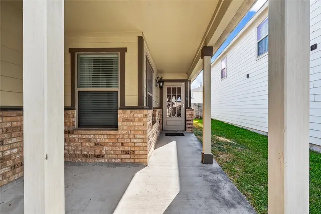 a view of back yard of the house