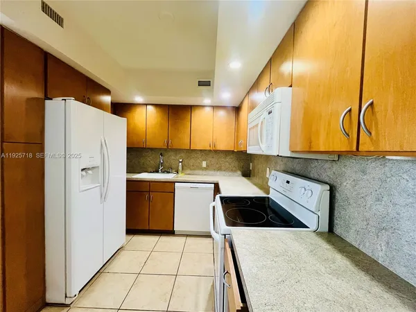 $3,450 | 5600 Collins Avenue, Unit 12N, Miami Beach, FL 33140