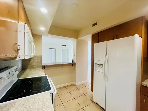 $3,450 | 5600 Collins Avenue, Unit 12N, Miami Beach, FL 33140