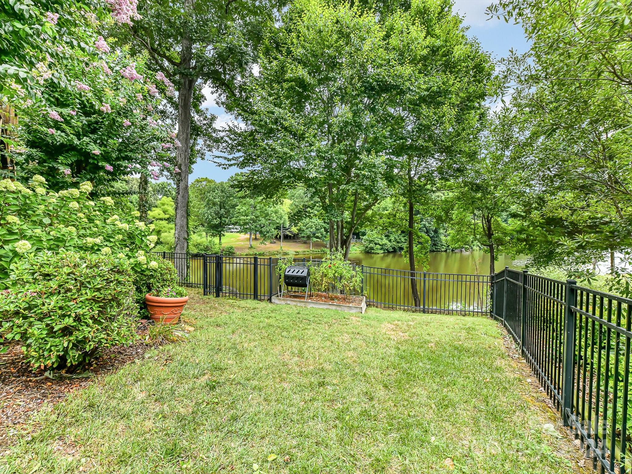 146 Canterbury Crossing Fort Mill, SC 29708 - Photo 42 of 48 a backyard of a house with table and chairs