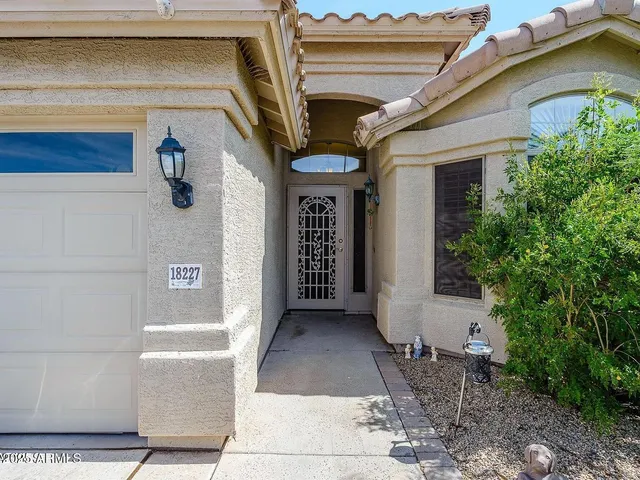 a view of entryway with a garden