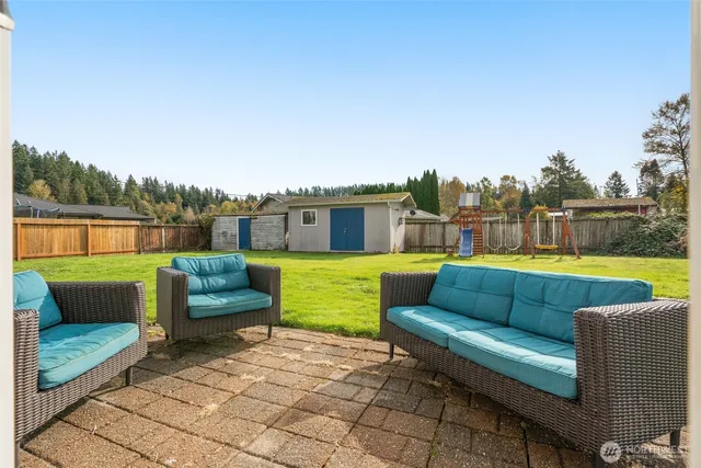 a view of a bench in the back yard