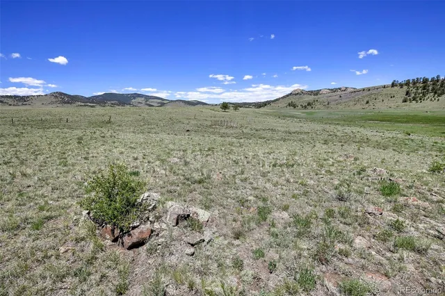 a view of a bunch of houses with sky view