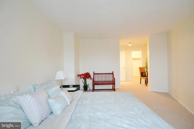 a view of livingroom with furniture