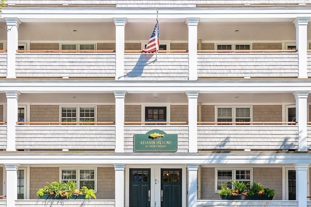 147 Front Street, Unit 6 Marblehead, MA 01945 - Photo 3 of 25 front view of a building